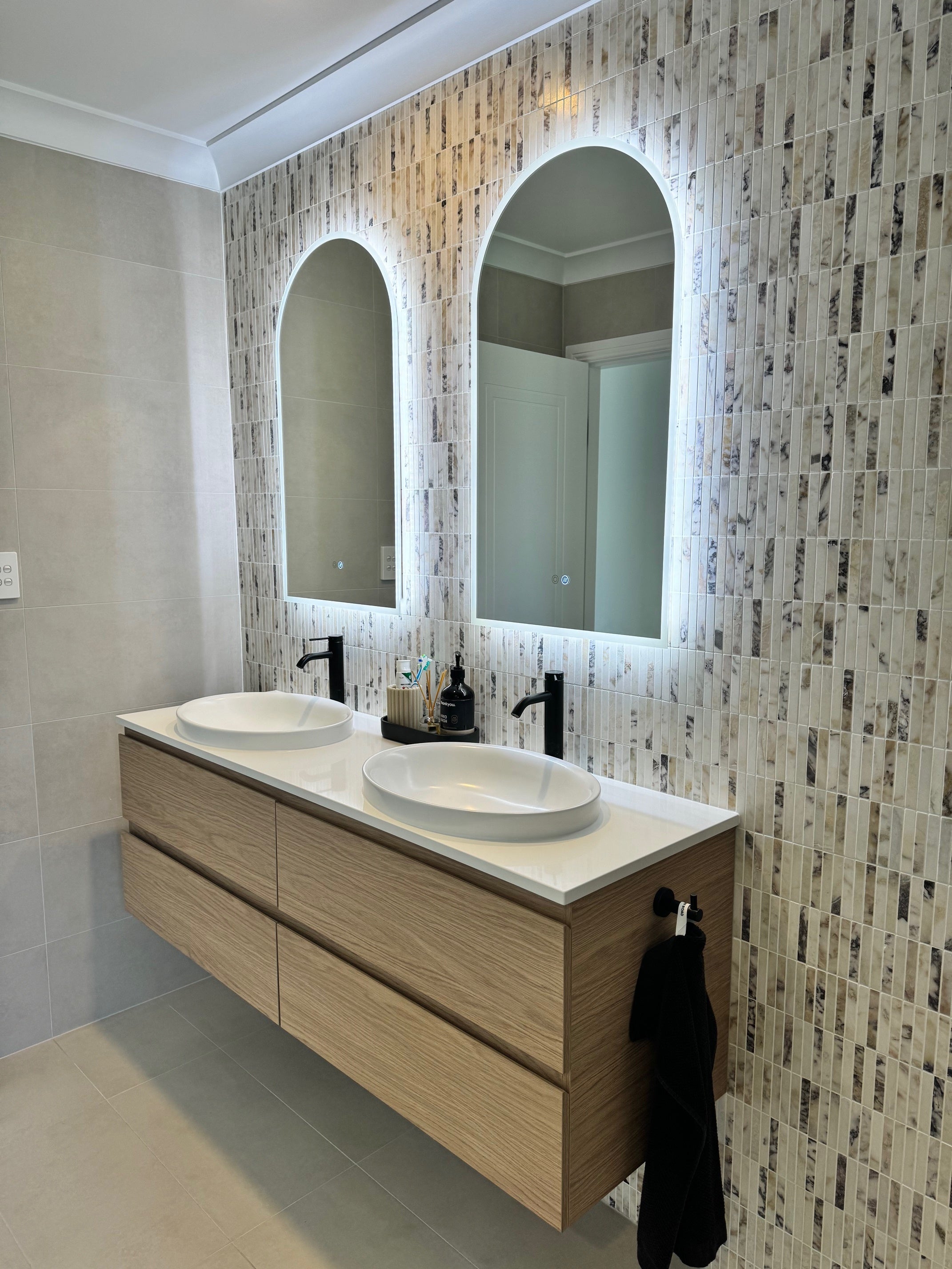 Beige / 298 x 305 / Honed