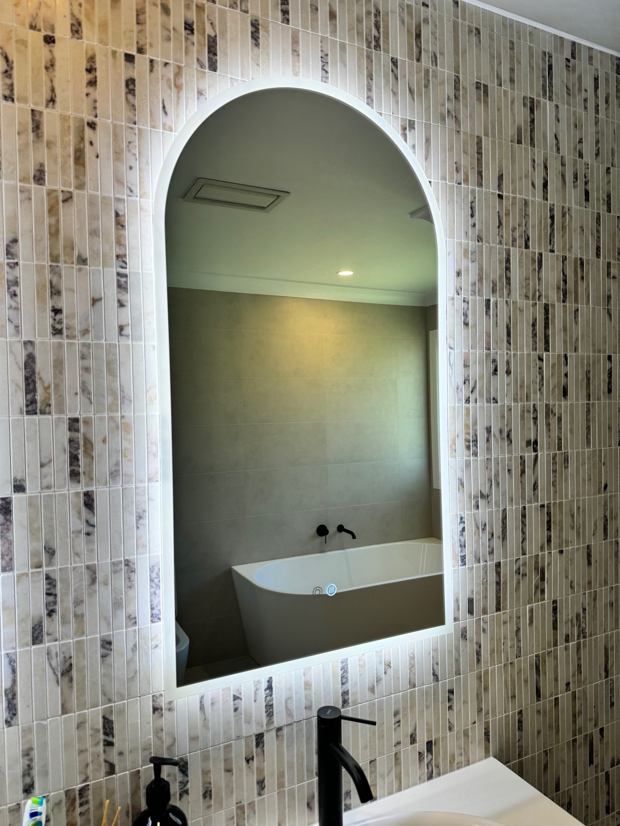 Beige / 298 x 305 / Honed
